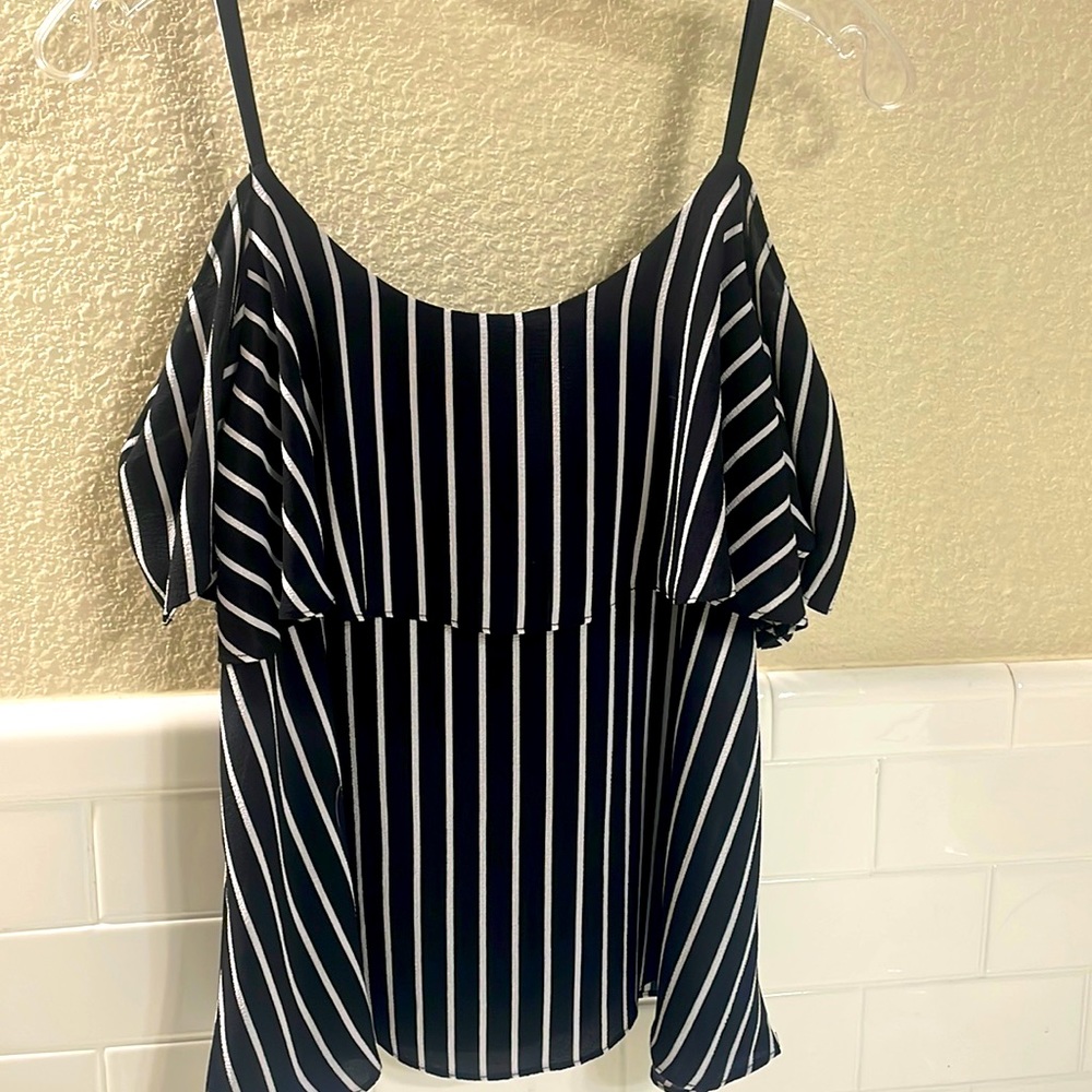 Bobeau Petite Large Black and White Open shoulder top . NEW no tags Never worn